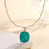 Colgante de esmeralda con cadena curva