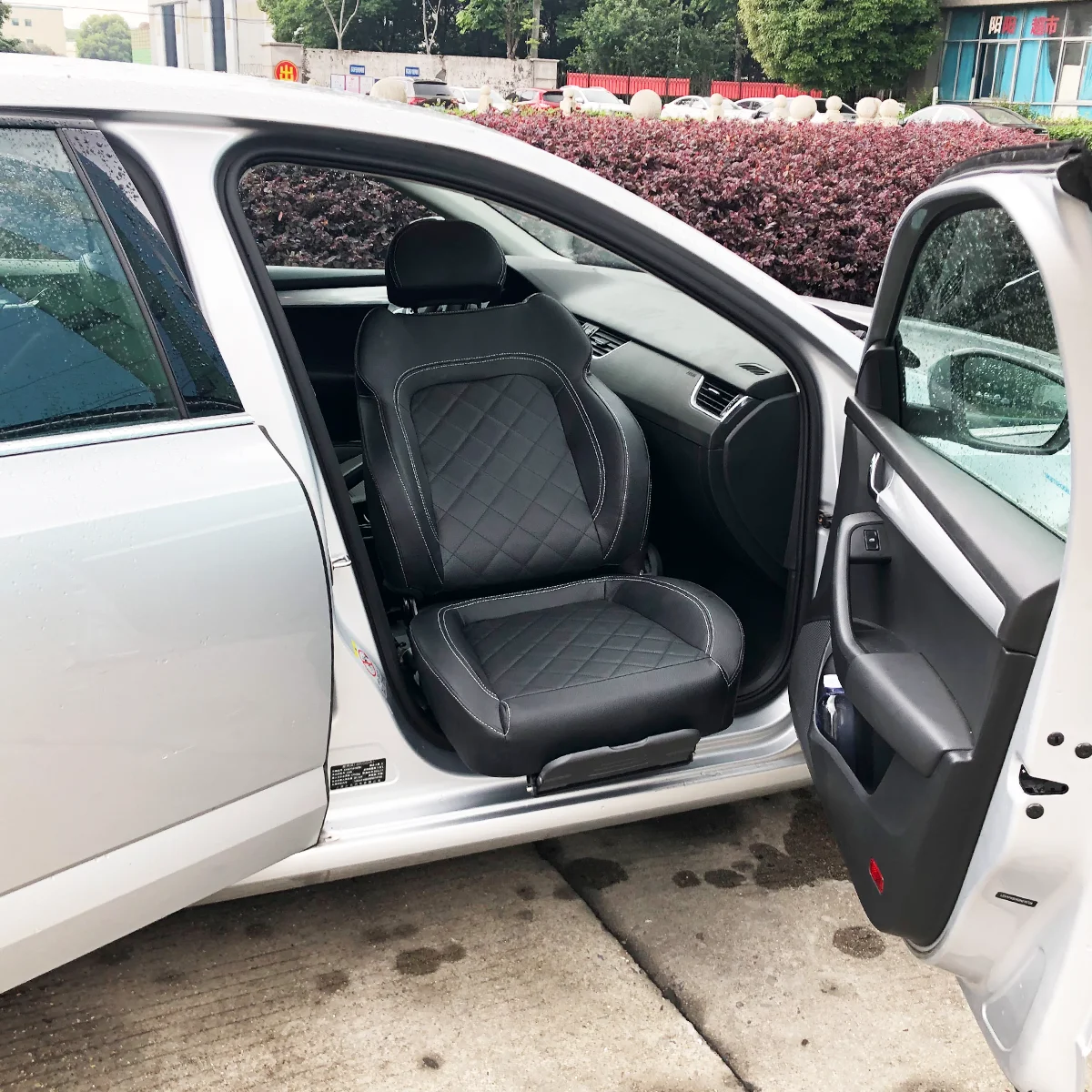 Accessible Swivel Car Seat Electric Turning Transfer Seat for the Elderly Loading 150KG