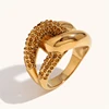 Anillo dorado con circonita contrastante anudada en tono champán.