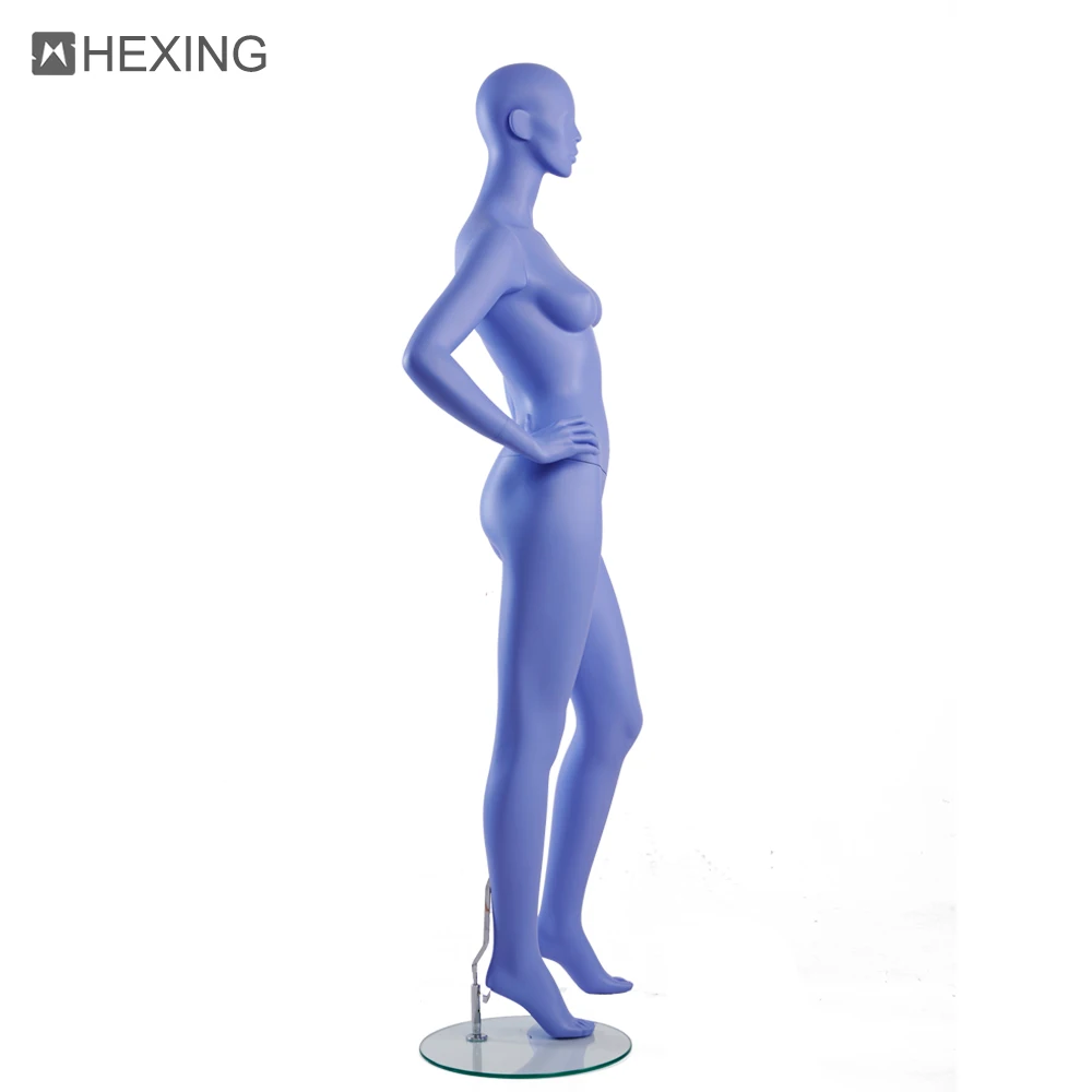 Модный реалистичный женский манекен в натуральную