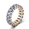 Anillo de oro macizo de 10 quilates con moissanita y diamantes.