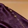 Oro tra diamanti color viola.