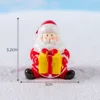 Papá Noel colorido el 4 está sosteniendo