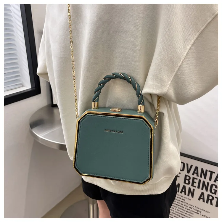 Lady Fashionable Handbag Simple Chain Embellished Mini Square Crossbody Bucket Bag Premium Polyester Lined Casual
