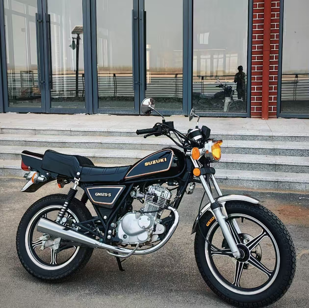 スズキ　GN125 Suzuki GN125 ABS Equipped Retro Cruiser 124cc EFI Engine