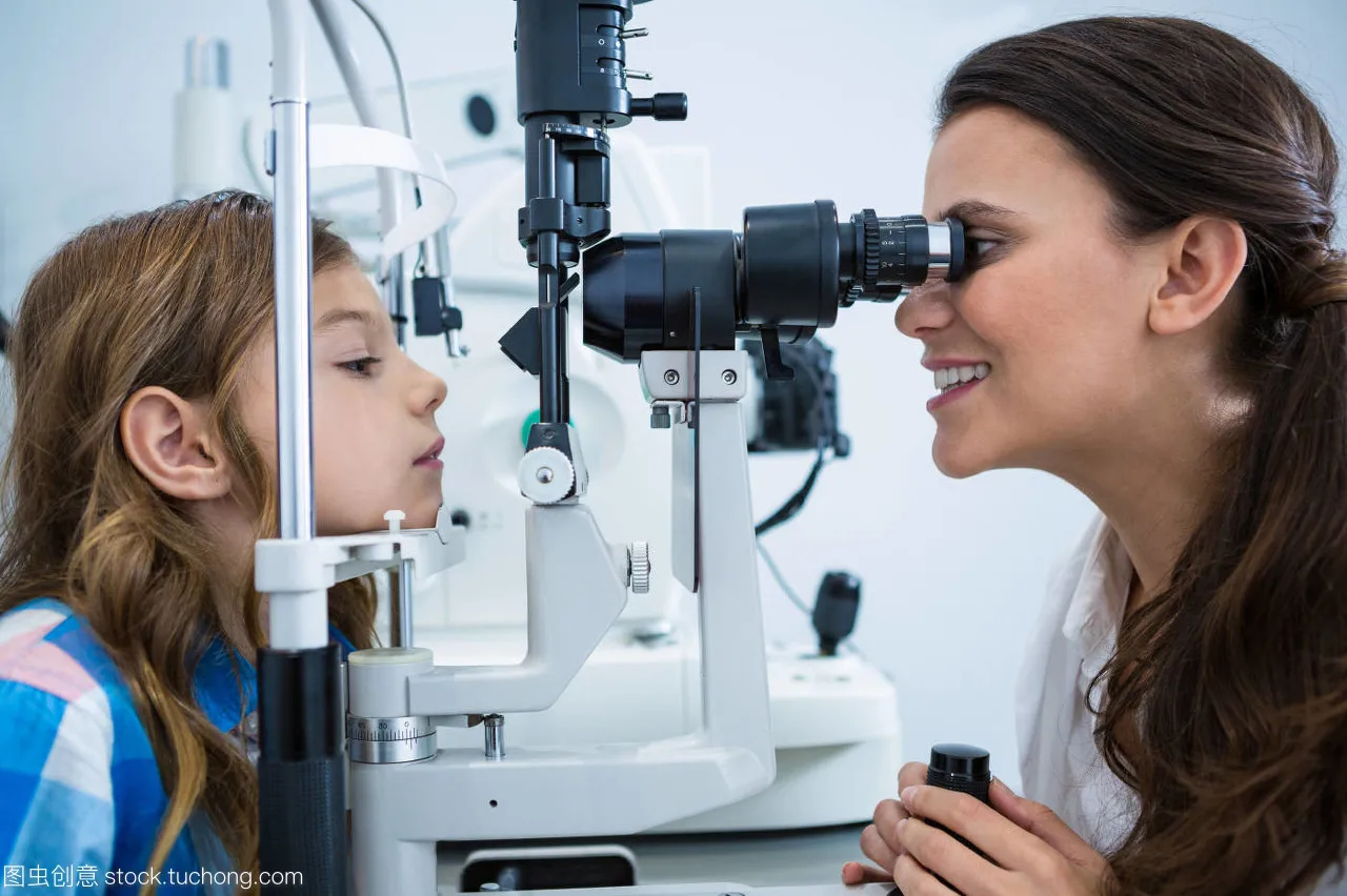 Vision screening. Слайды для оптометриста. Фото оптометриста на авторефе. Человек за щелевой лампой. Микроскоп оптометриста фото.