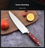 Cuchillo con mango de madera color rojo.