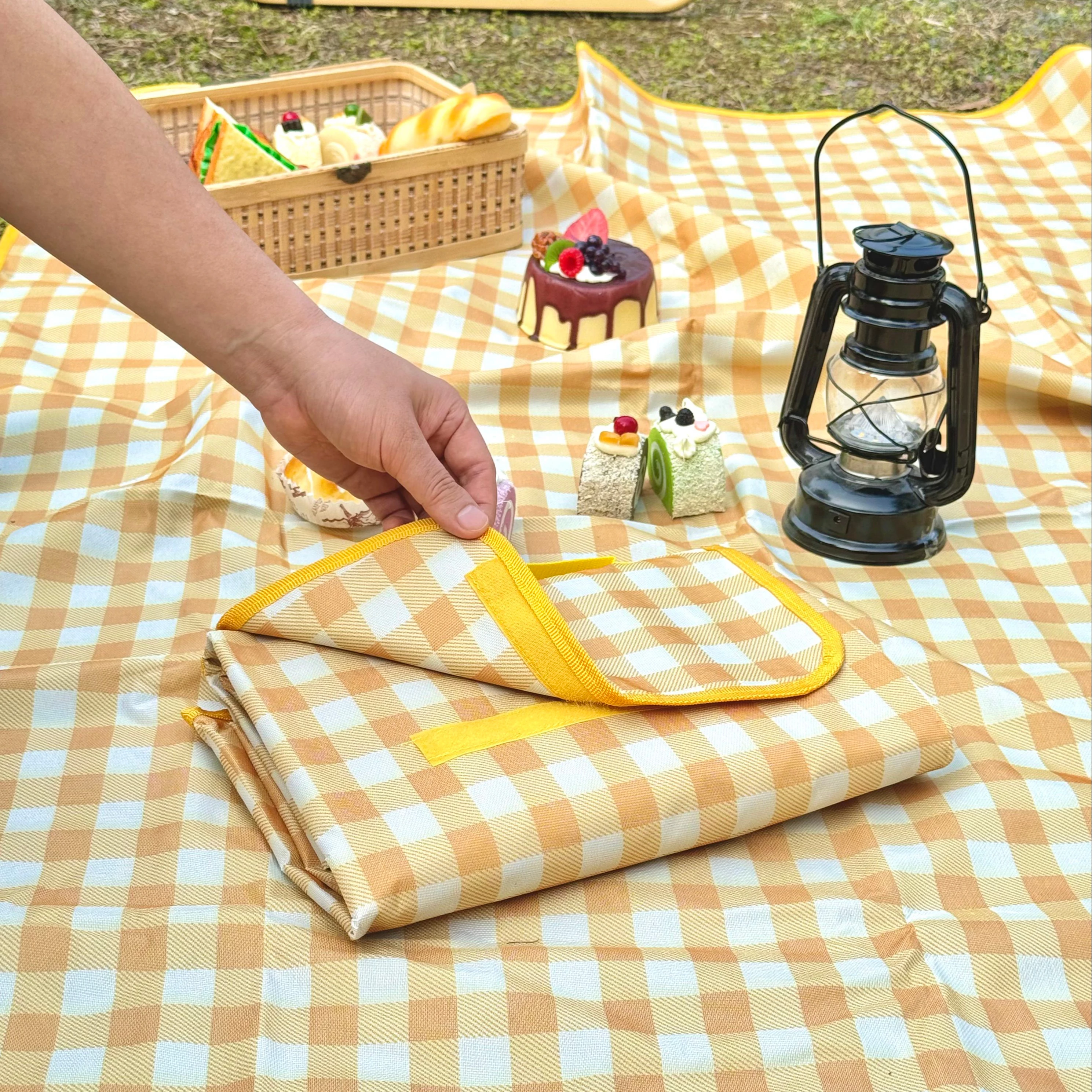 Custom Picnic Blanket Waterproof extra Large Beach Blanket Sand Proof  Waterproof Oversized Wholesale Gingham Picnic Mats