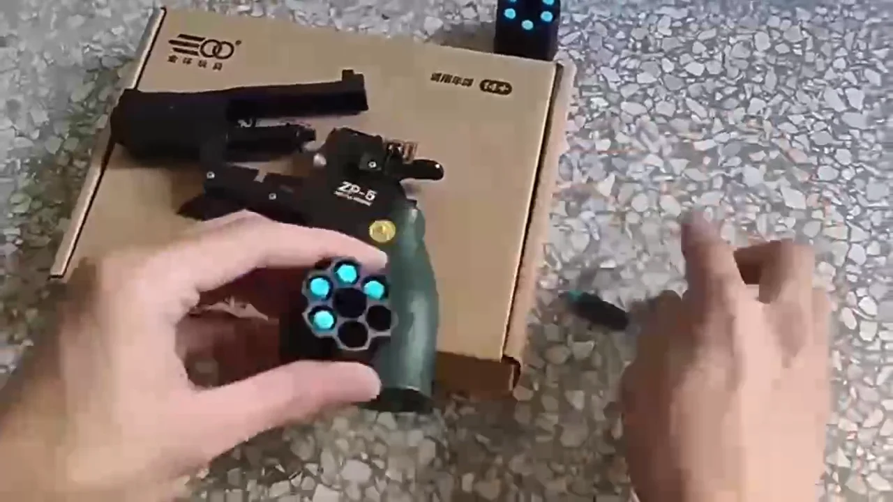 Hot Selling Uk In Stock Revolver Slamming Loaded Kids' Simulation Firing Shell Throwing Zp5 Toy