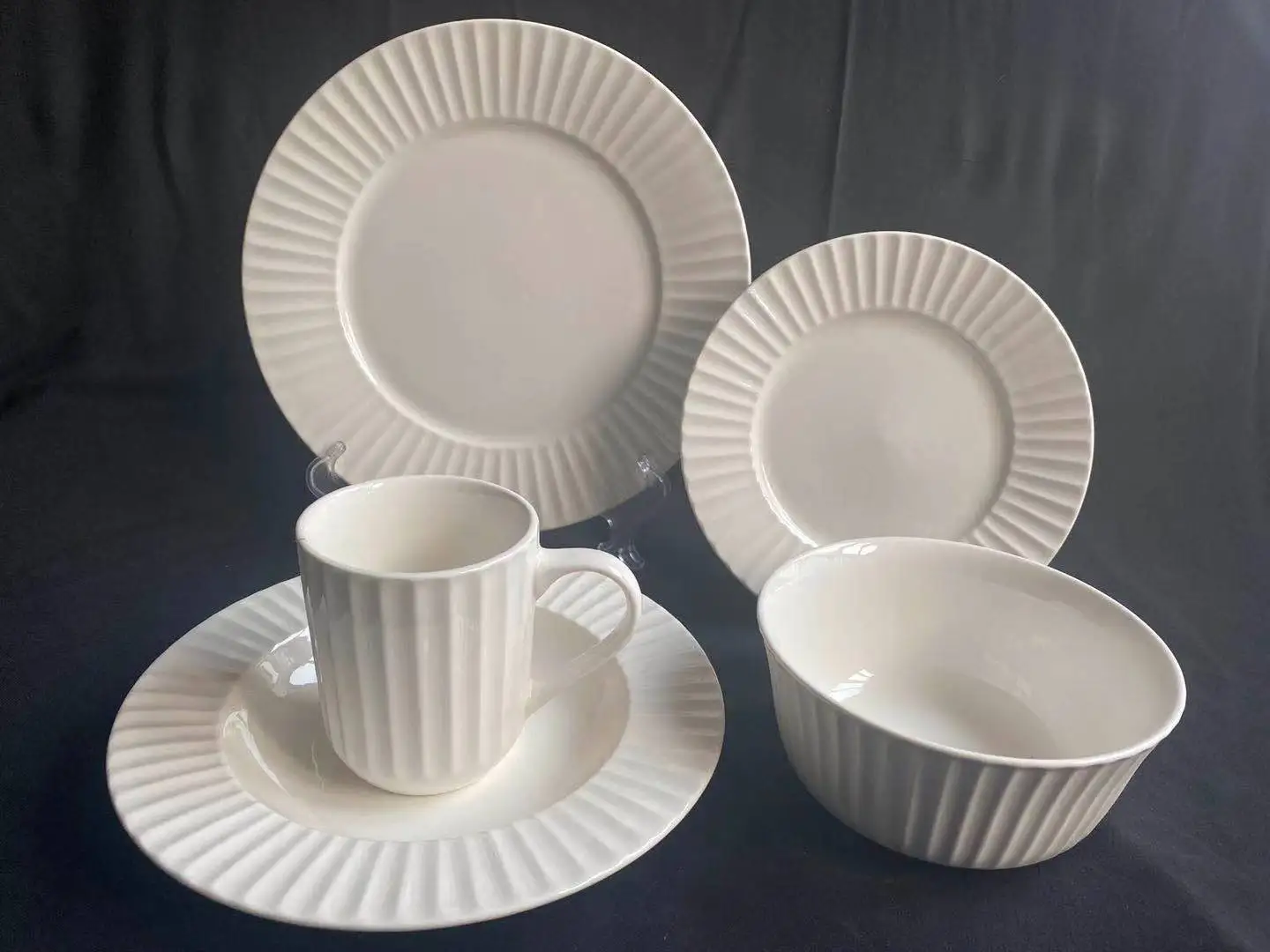 Cheap Wholesales Porcelain Tableware Set Crockery Embossed White Ceramic Dinner Set