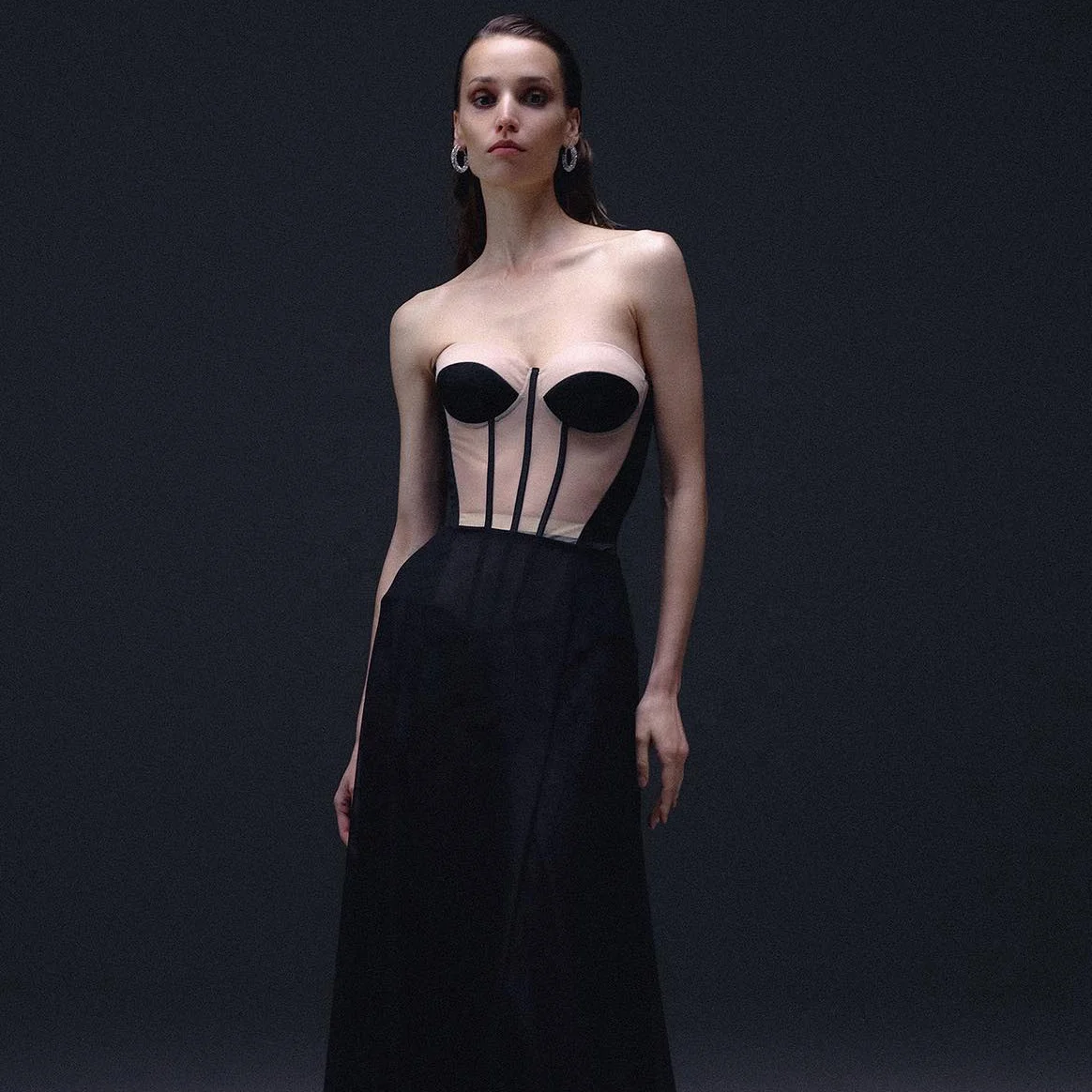 Metroda yubka ostidan korish Metroda yubka ostidan korish