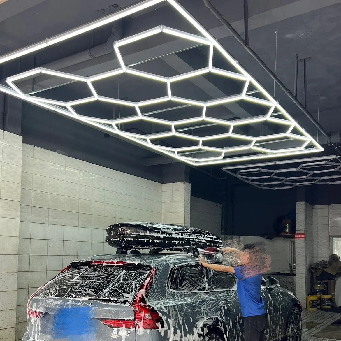 Waschraum für Fahrzeuge, Arbeitsstation für Fahrzeugpflege, wasserdichte LED-Leuchtröhre für die Decke, Leuchtbox mit Wabenstruktur und Neun-Felder-Design, Agi32-Layout