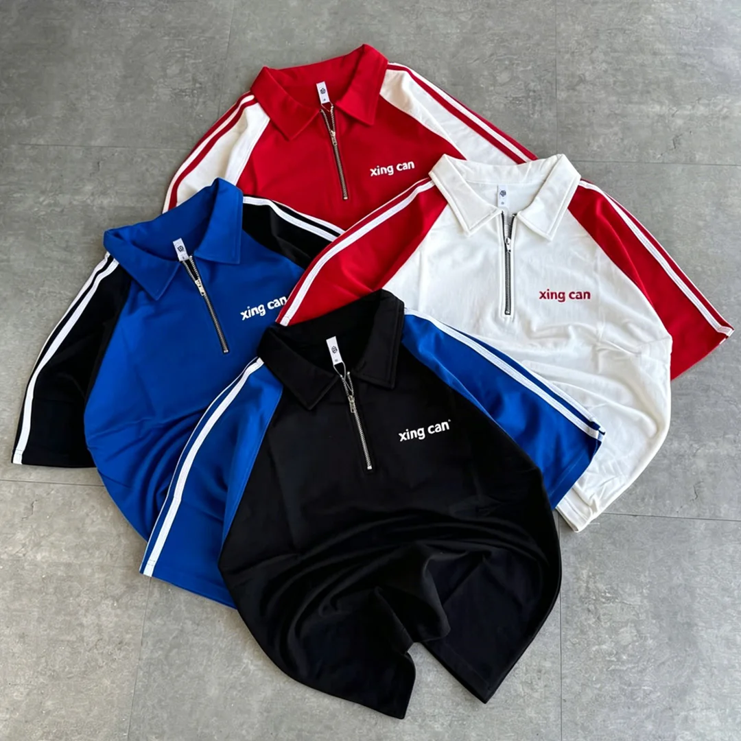 Herres vintage sportshalvzip-polotshirt med korte ærmer, kontrastraglan striber på ærmerne, brugerdefineret silkeskærmstryk, puff- og strassdetaljer
