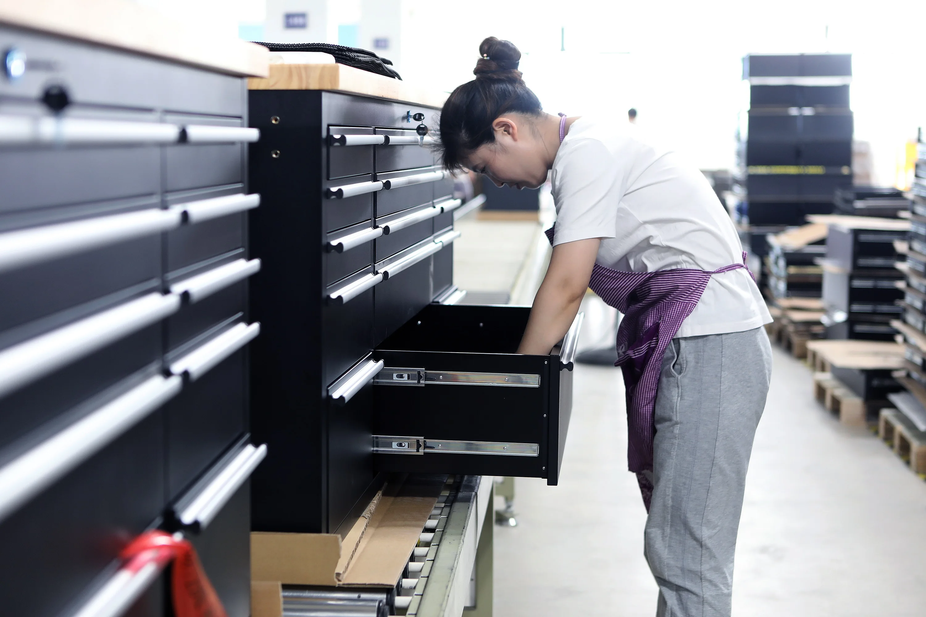 thumbnail image 2 of GLG6000E Premium Garage Workbench Workstation Tool Cabinet Tool Chest 2 of 14