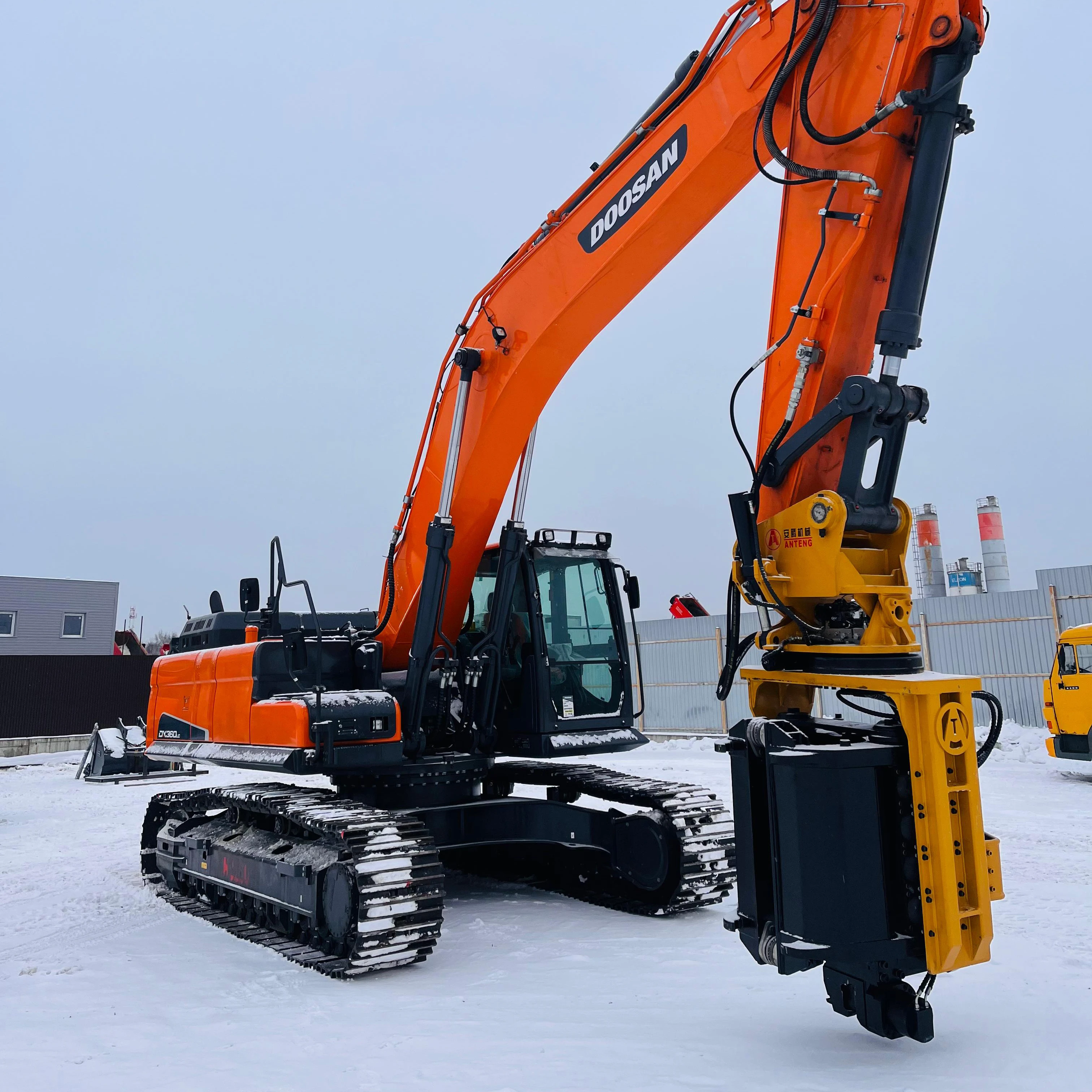 เครื่องตอกเสาเข็มแบบสั่นติดตั้งบนเครื่องขุดขายดี ใช้งานได้อย่างมีประสิทธิภาพ