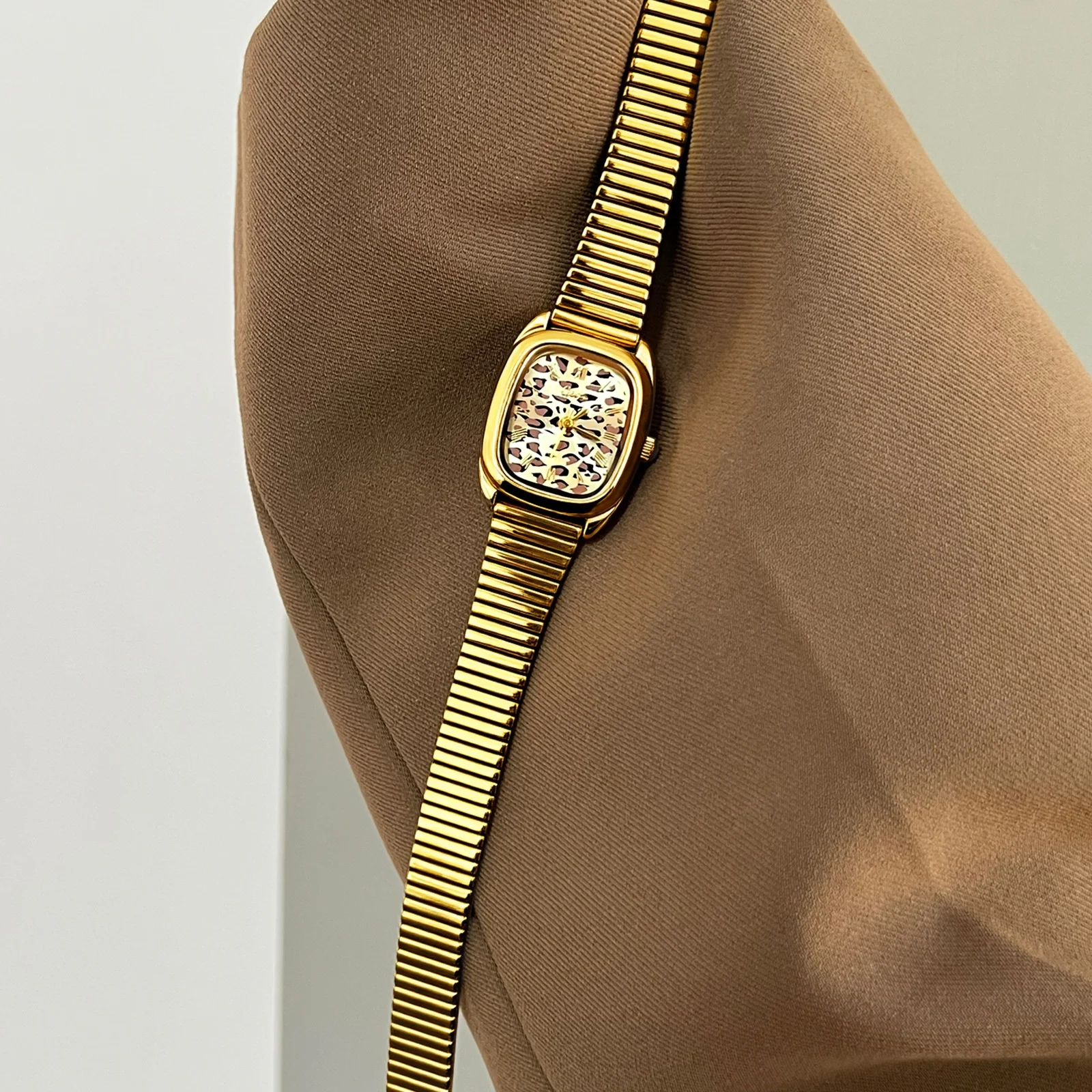 Vintage Quartz Women's Watch OM-360894
