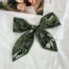 Écharpe à feuilles vert vif*