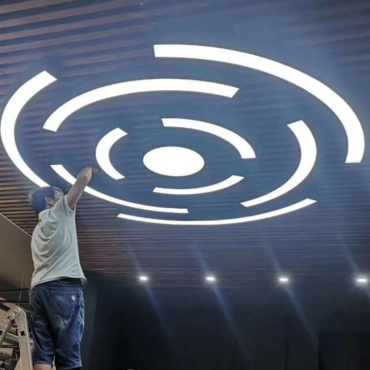 Fixurae luminis industrialis stilis personalis annulares, circulares, arcus, lineares pro foro, aula, cubicula billiardis, taberna et gymnasio