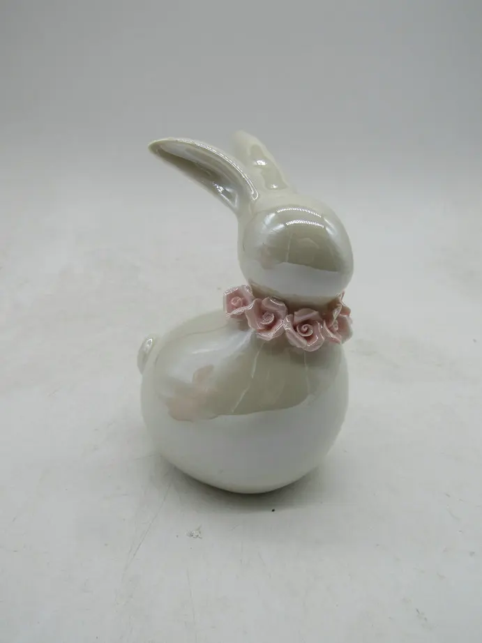Ручная роспись 6,3 дюймов белый фарфоровый кролик с цветком и корзиной Коллекционные фигурки