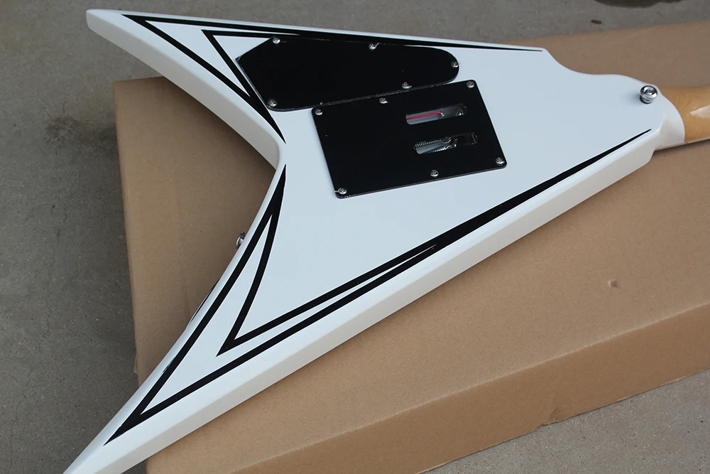 Flyoung ホワイト フライングVシェイプ エレキギター 6弦 弦楽器