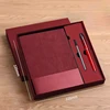 Caja de regalo roja con encanto