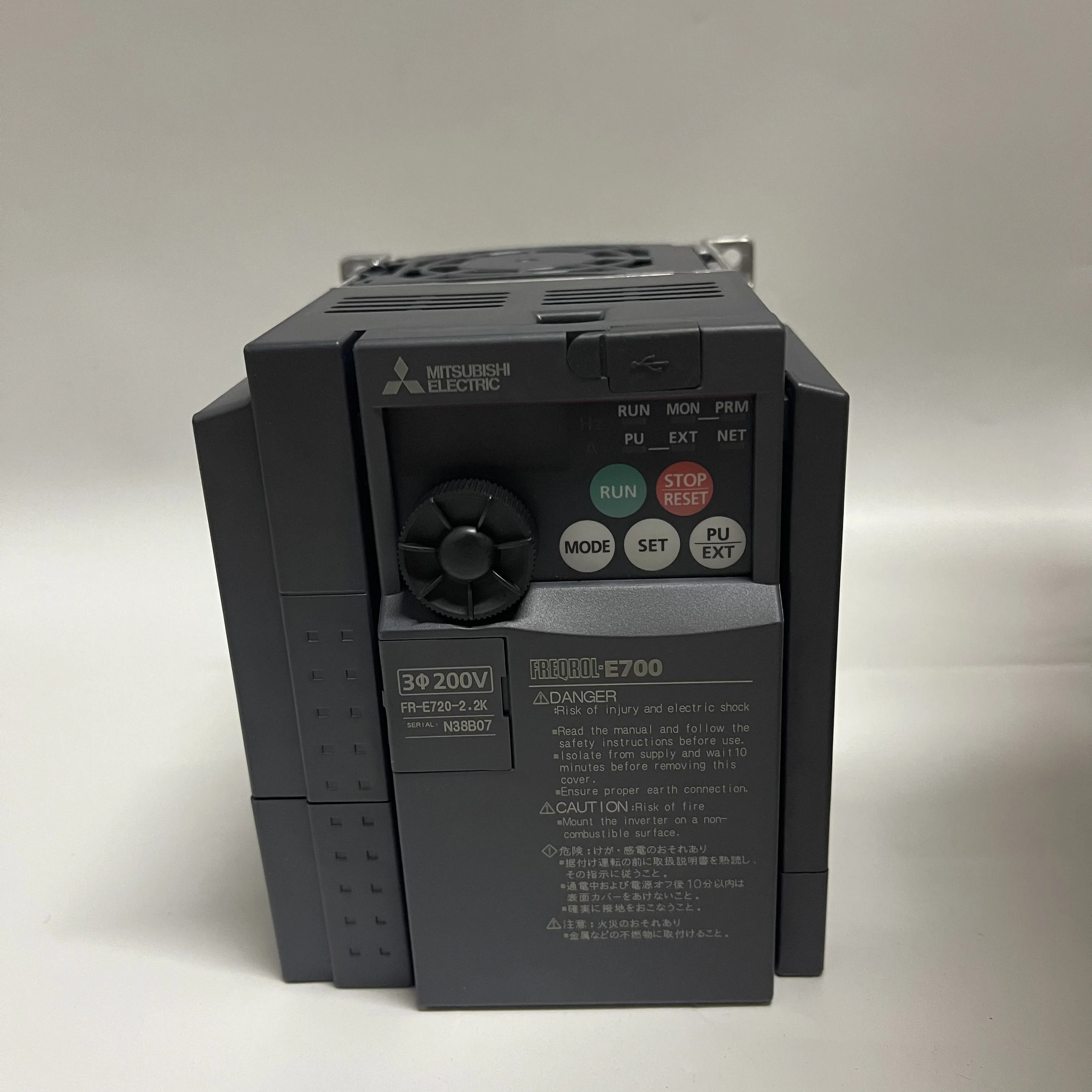 三菱FR-E700 系列紧凑型变频器FR-E720-0.75Ksc 0.75Kw 三相200V 