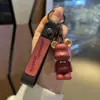Oso de corbata roja vino