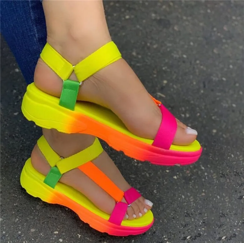 Refineda rojo zapatilla plana de última moda sandalias para mujer - China  Zapatillas y zapatos planos precio