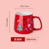 Taza individual roja para té, diseño navideño con árbol de Navidad.