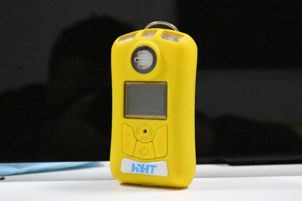 Для одного анализа газов портативный детектор угарного газа со специальным газоанализатор может быть подключен