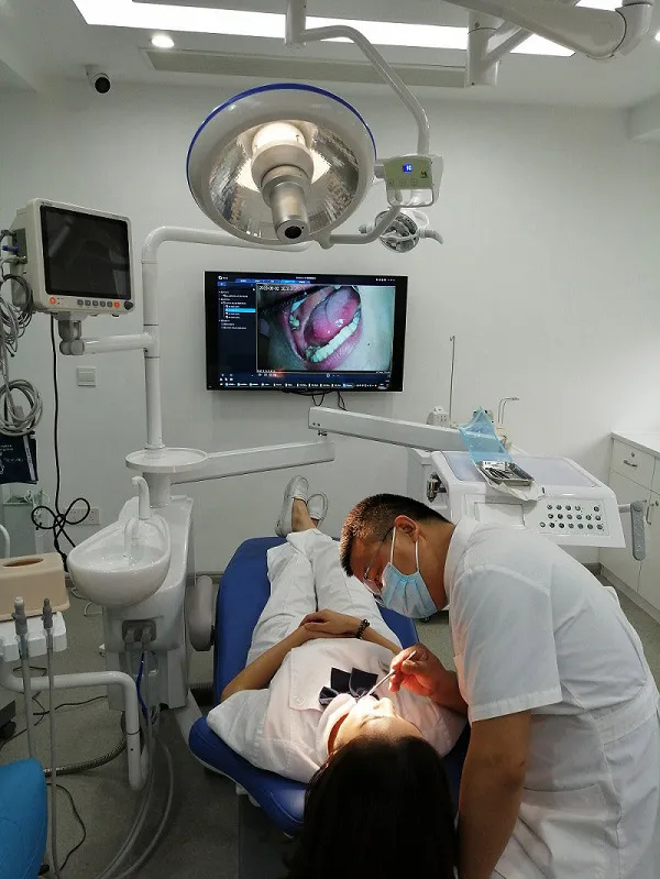 Single Dome Ceiling LED Surgical Light with 30x Inner HD Camera  Overall Reflector Style