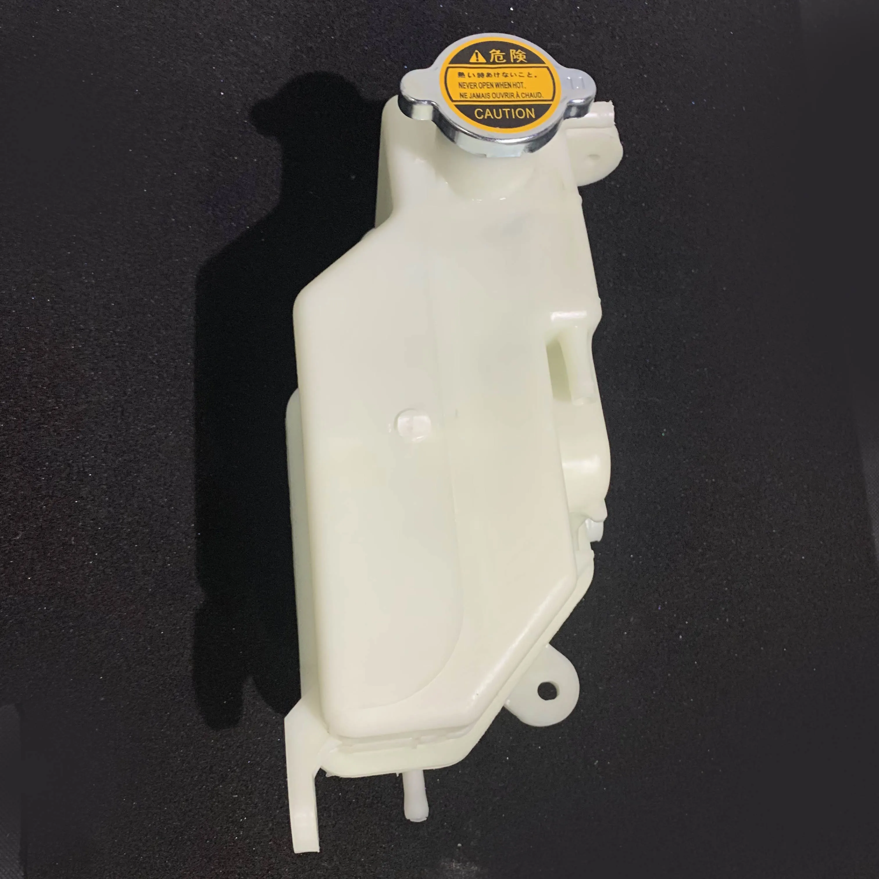 2023汽车零件和配件现代圣达菲2000汽车发动机冷却液箱储液罐-2005