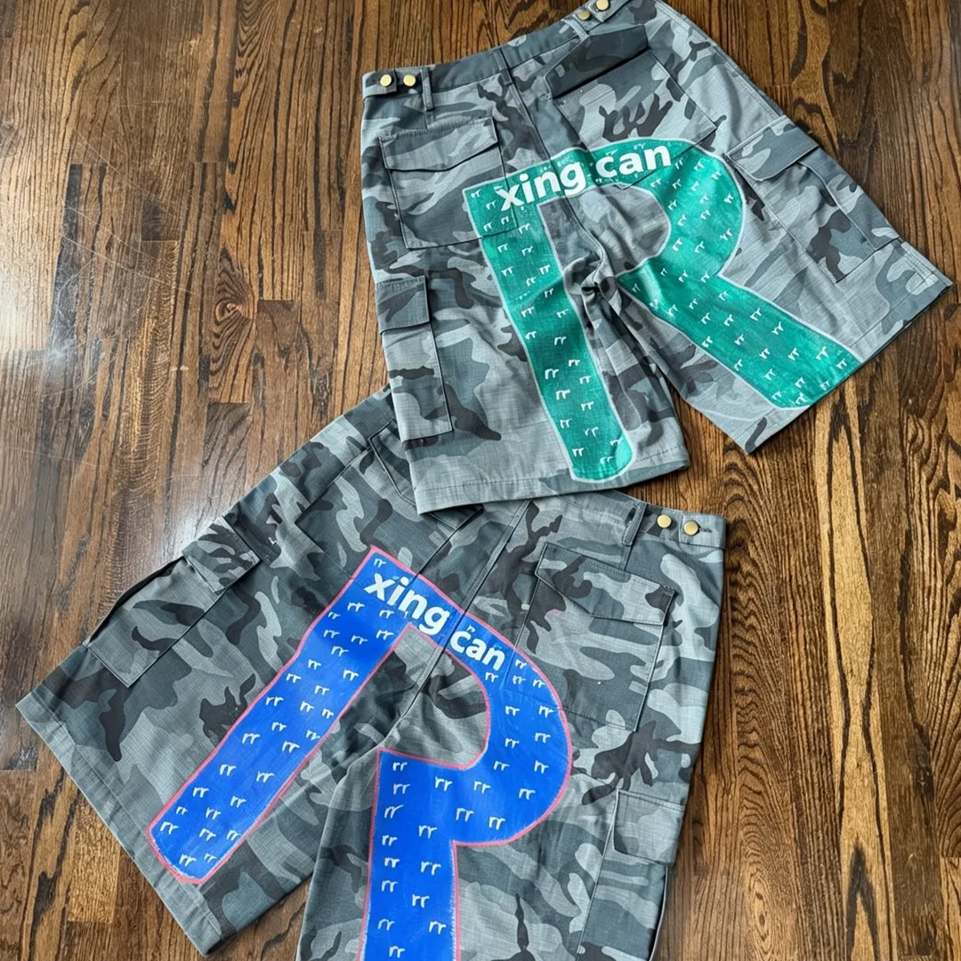Эркектер үчүн өндүрүүчүнүн оор хлопоктун твилл камуфляждуу көп кармандуу шорттары, өзгөртүлгөн кол менен салынган DTG цифровой басылма, тигилөө жана ринстондор