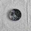 Diámetro 10, altura 2 cm, mármol.