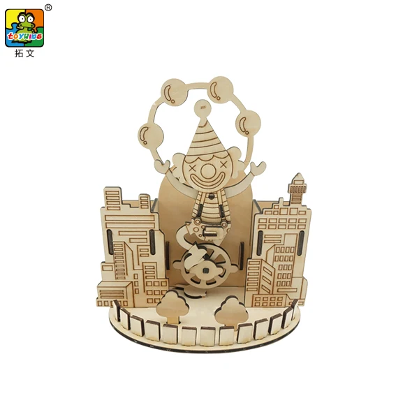 Деревянная игрушка на солнечных батареях ручной работы