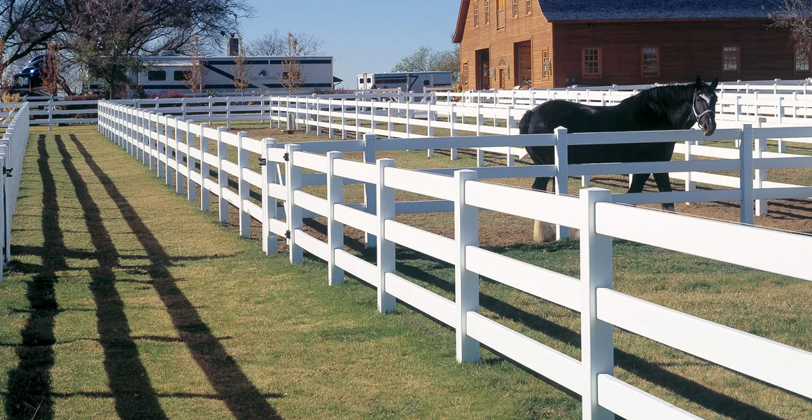 专业的3轨pvc马围栏为您的农场