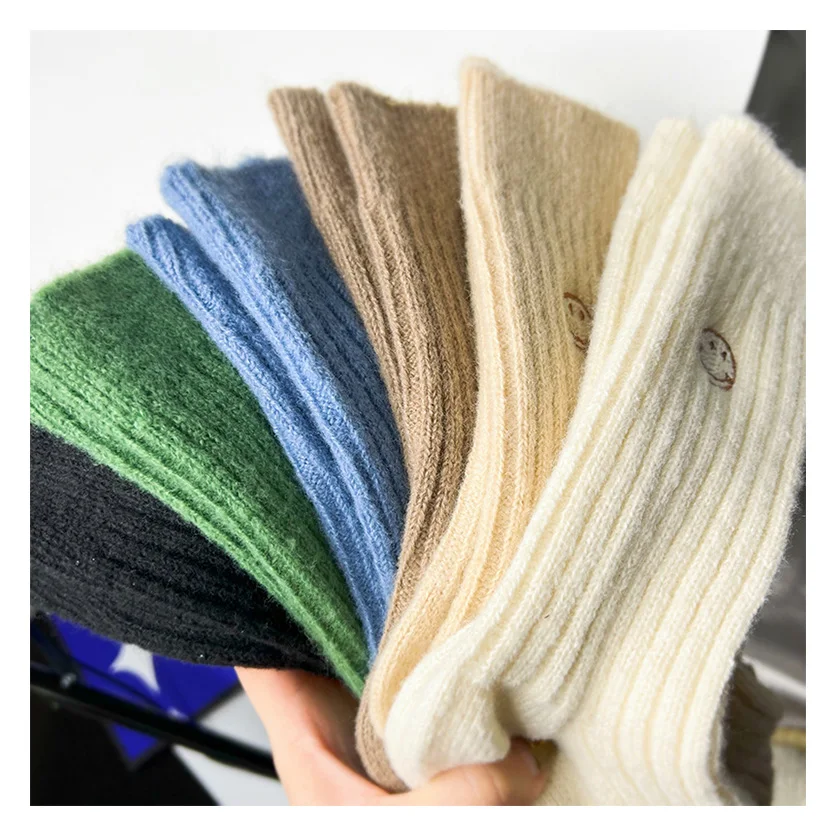 Зимние шерстяные носки с вышивкой