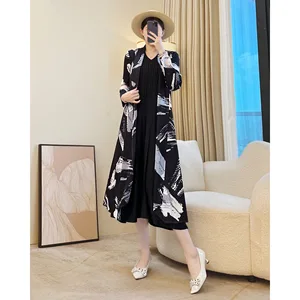 Artistic Printed Pleated Long Cardigan for Women Elegant Loose Outerwear for Casual & Formal Wear