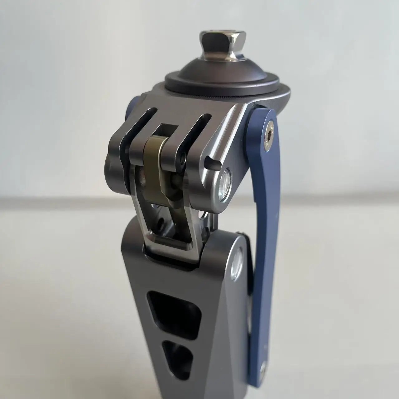 Five-link Geometric Lock Pneumatic Knee Joint for Prosthetic Legs Orthotics for Artificial Limbs
