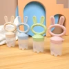 Distributeur de fruits pour lapin