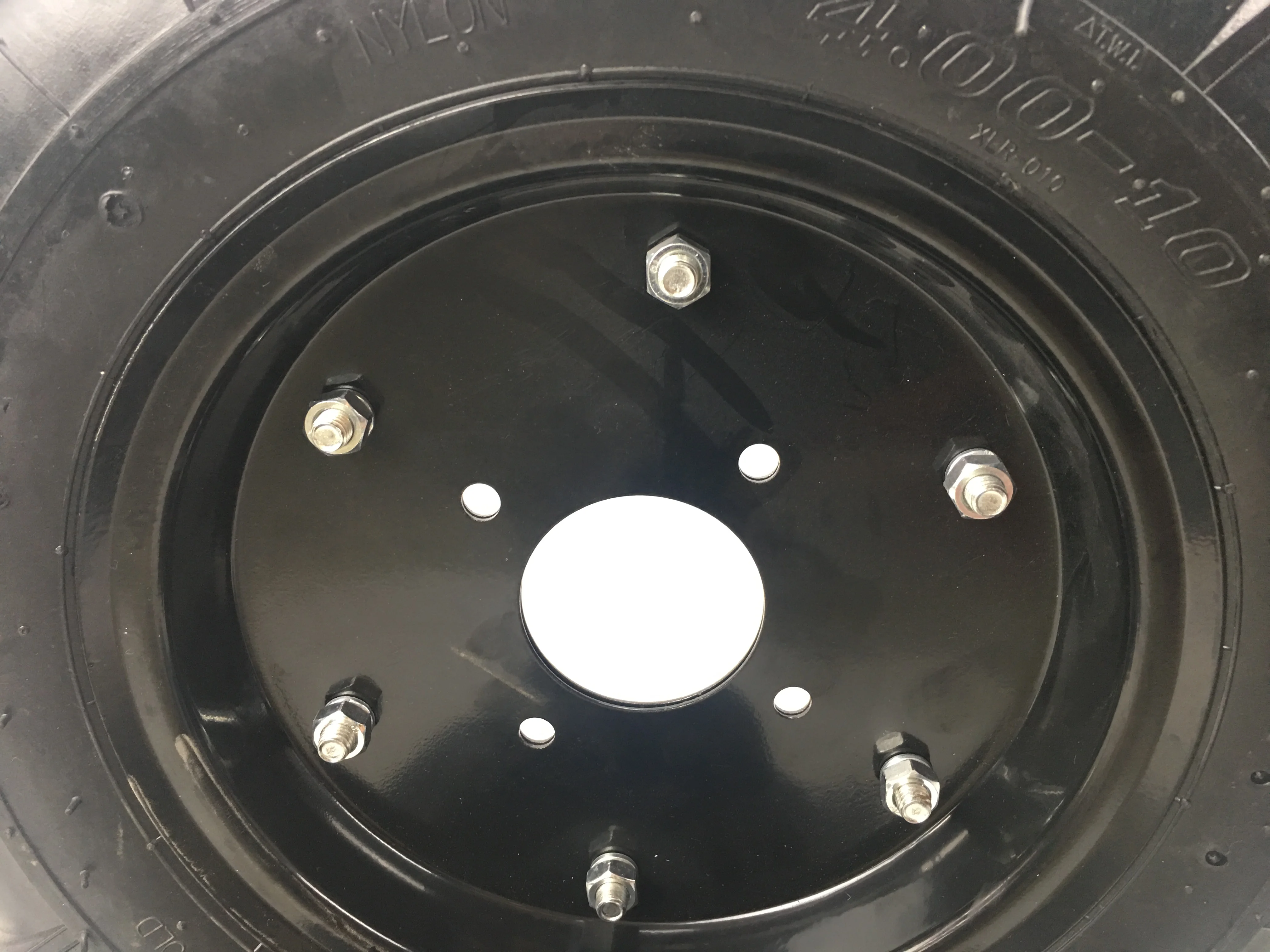 
 Китайская дешевая сельскохозяйственная Тракторная шина 4,00-10 с металлическим ободом для рынка России и Беларуси  