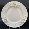 Plato blanco de 10 pulgadas con diseño de ondas.