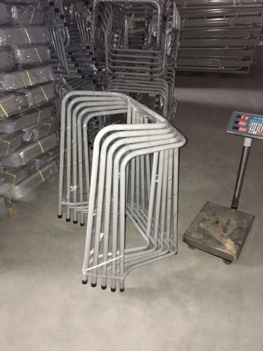 
 Отдельный стол и стул из фанеры с уплотнением по бокам  