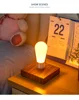 Base de madera oscura con bombilla 3D levitante.