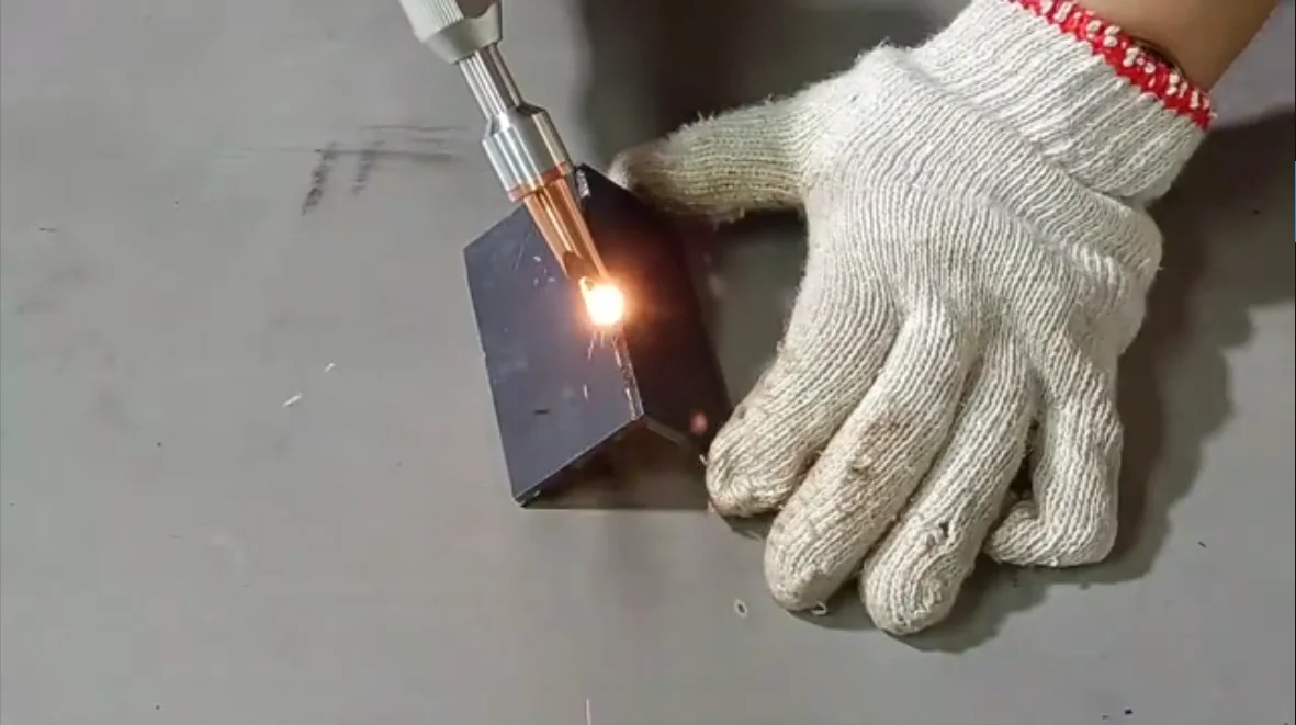 Portable 1000W Handheld Fiber Laser Welder Cleaner Cutter 3 In 1 For Metal