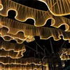 Iluminación de tonos cálidos, cortinas blancas transparentes