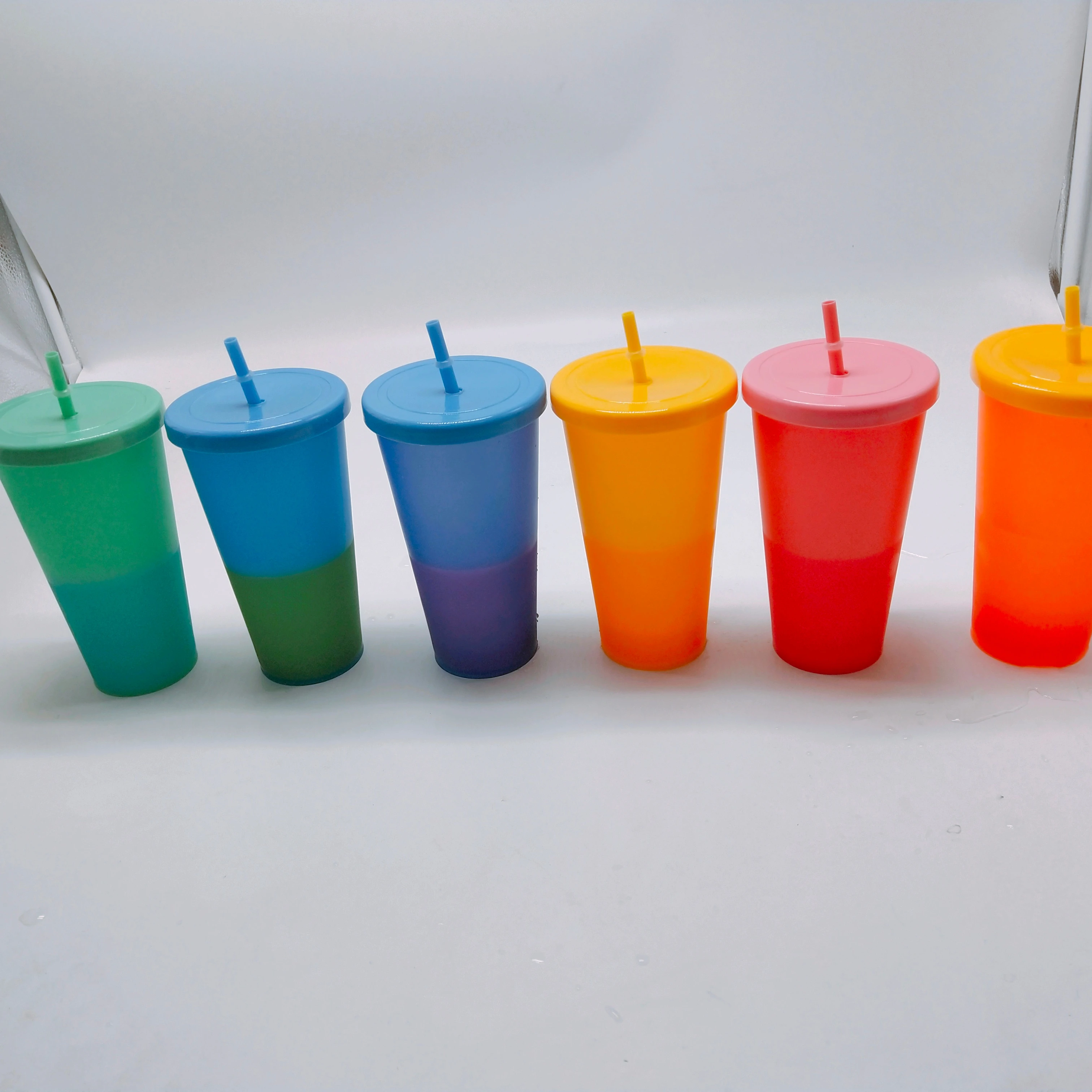 
Многоразовая пластиковая чашка для напитков с крышкой, меняющая цвет, 24 унции 