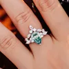 Anillo de oro macizo de 10 quilates con moissanita y diamantes.