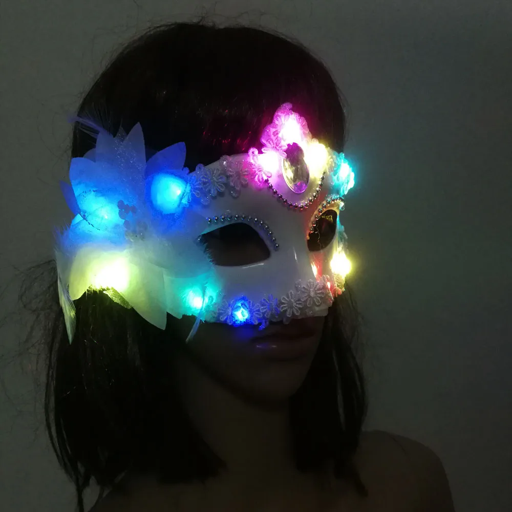Máscara veneciana led para mujer con plumas estilo princesa_voghion.com