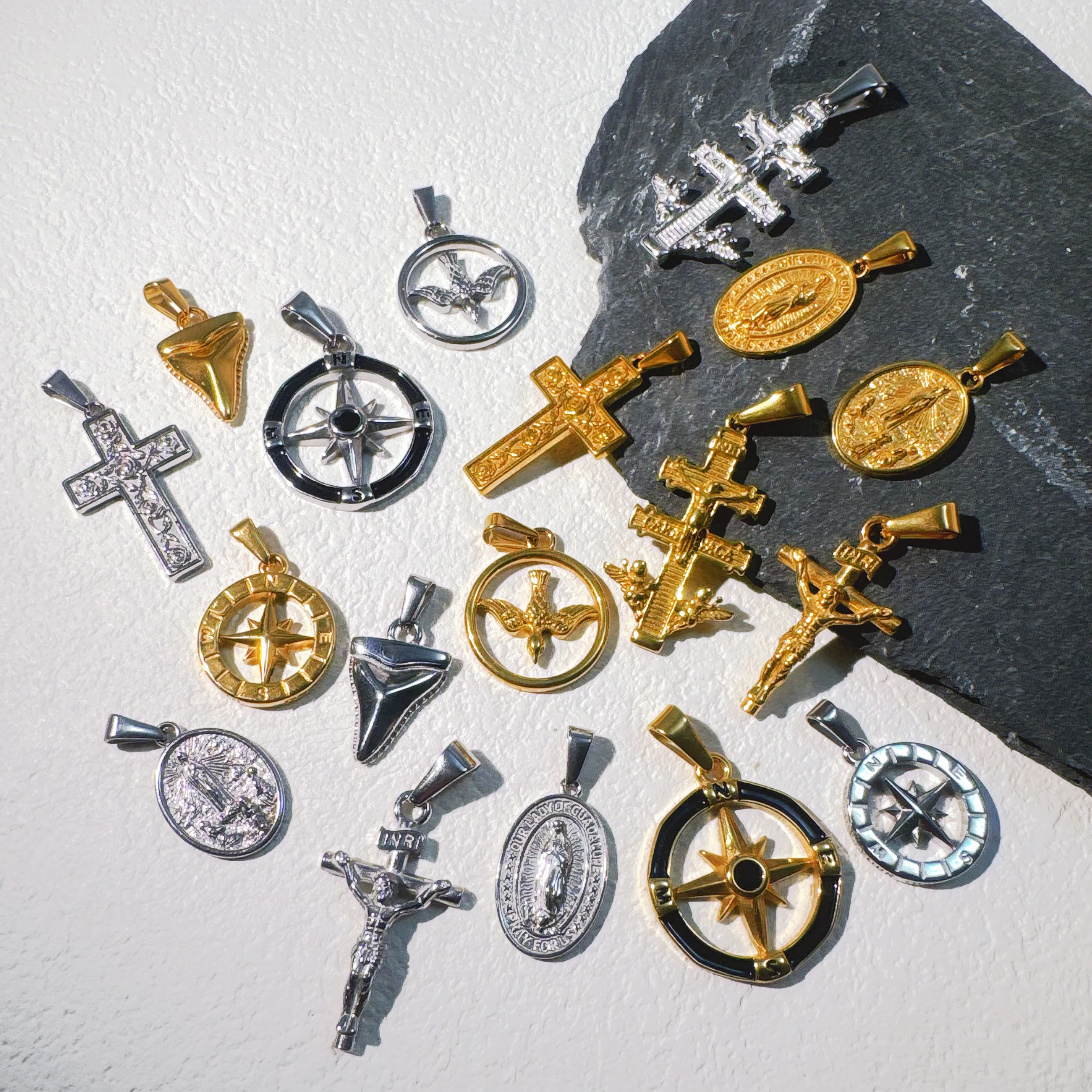 Ciondolo Religioso Croce Crucifissa In Oro Bianco 14K Con Design Laser Unisex